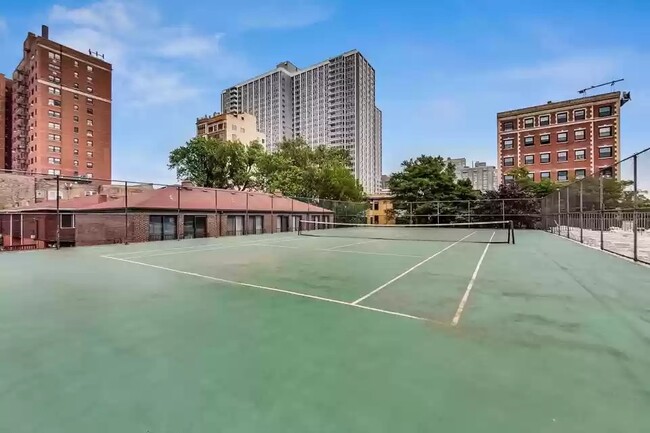 Building Photo - 4343 N Clarendon Ave