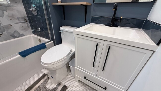 Building Photo - EPIC REA: Charming 2 Bed/ 1 Bath Home in Oakland’s Foothill Neighboorhood