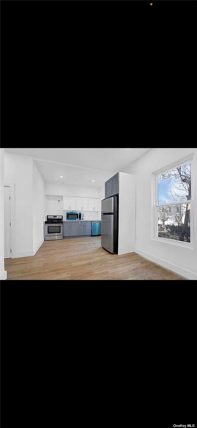 Building Photo - 81 Milford St