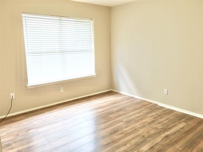 Building Photo - 4935 Linden Pl