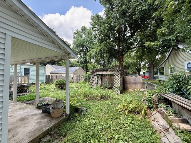 Building Photo - 2 Bed / 1 Bath House with lots of Features...