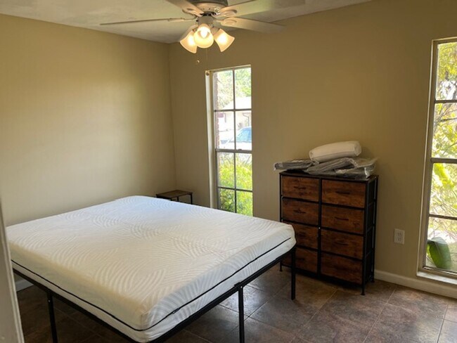 Building Photo - 2 bedroom / 2 bath available soon!