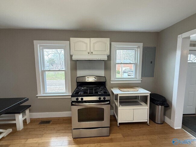 Building Photo - 1507 McCullough Ave NE