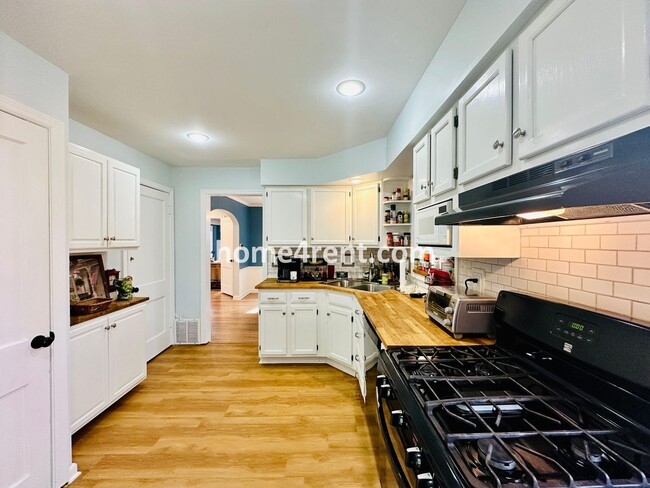 Building Photo - Charming, Prairie Village Home in a Quiet Neighborhood with Wood Floors and a Fenced Yard!