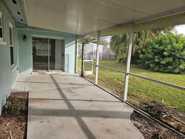Screen Porch - 533 Oxford Ave