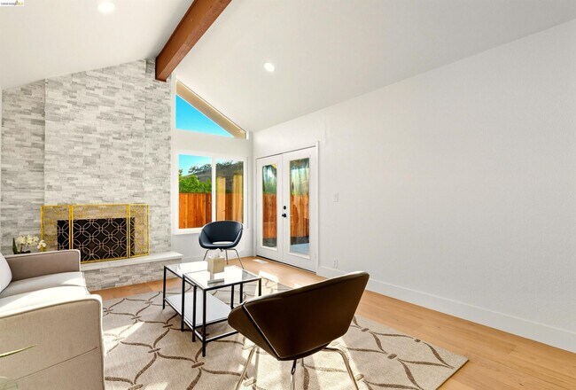 Building Photo - 11 Paddock Ct