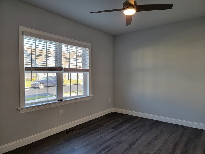 Building Photo - 213 Buckton Dr