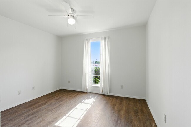 Building Photo - 9410 Edgebrook Dr