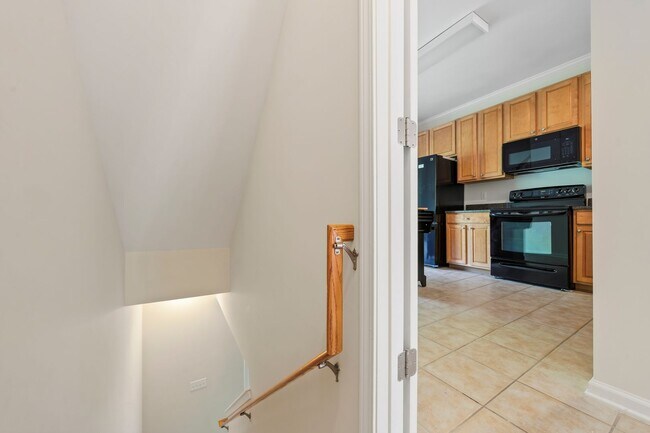 Building Photo - WOW!! - LARGE townhome  Close to everything