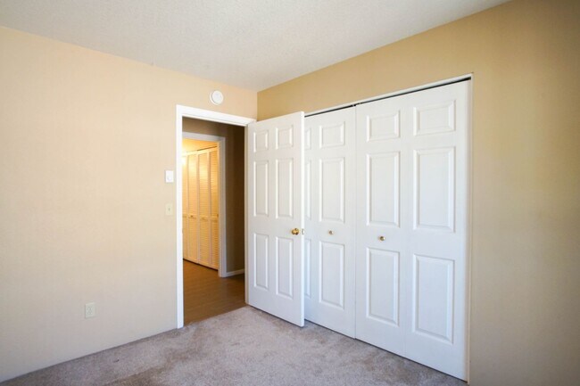 Building Photo - Totally Updated 2-Bed with Vaulted Ceiling...
