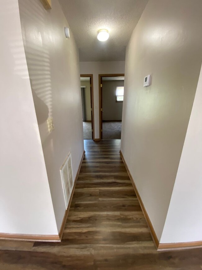 Building Photo - Lower Level 2 Bedroom Apartment for Rent!