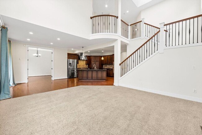 Building Photo - Elegant University Place Home with A/C, Tandem Garage, Office & Balcony Bedroom Near JBLM!