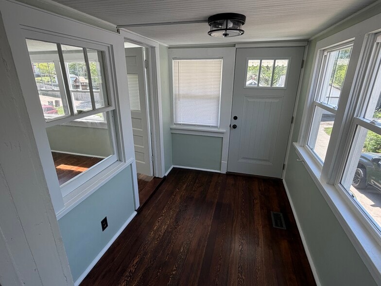 Building Photo - 2222 Duncan St