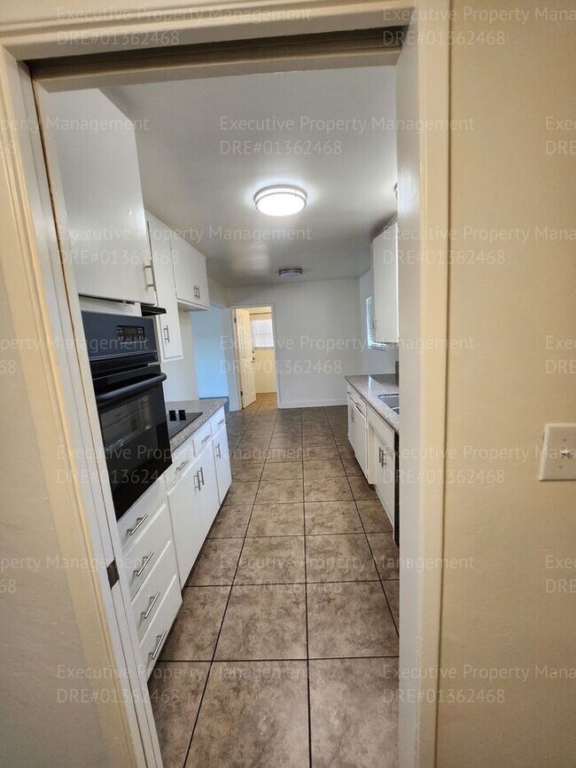 Building Photo - 3 bedroom/ 2 bathroom home located near th...