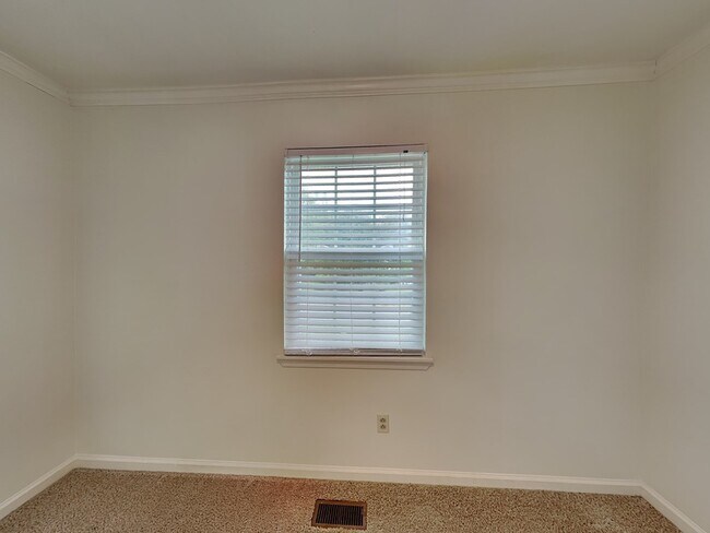 Building Photo - 4418 Englewood Rd