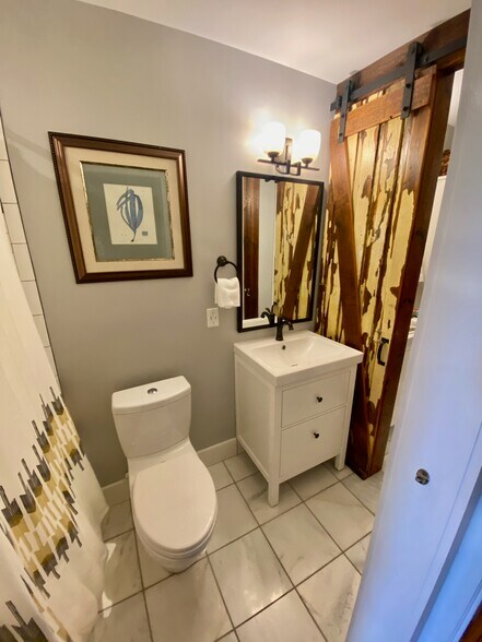 Master Bath - 1406 Andre St