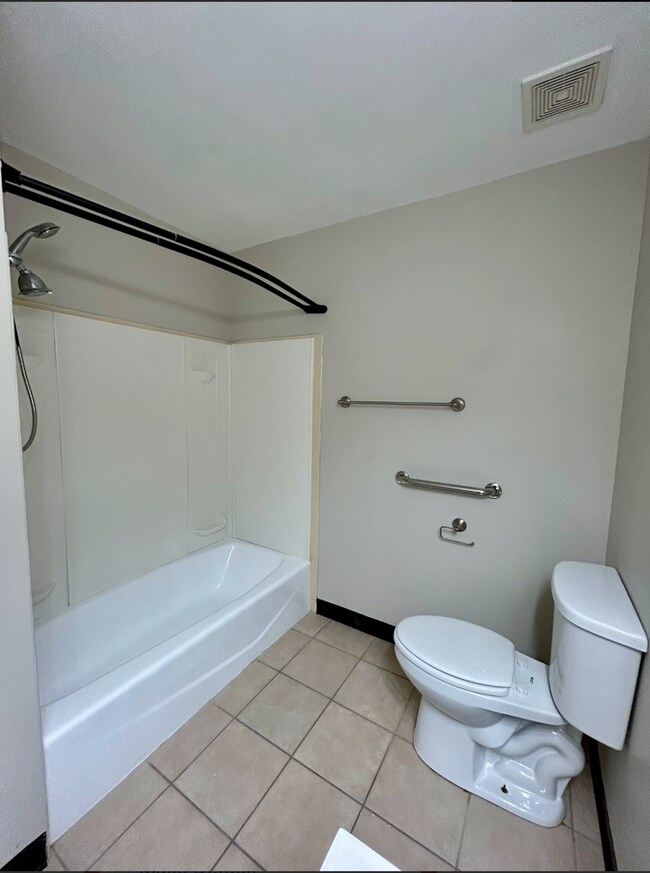 Building Photo - Charming 2-Bedroom 2 bathroom Apartment in the Heart of Chesterton!