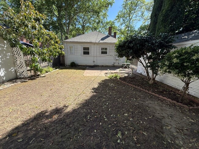Building Photo - Cozy 2 bed 1 bath available now!