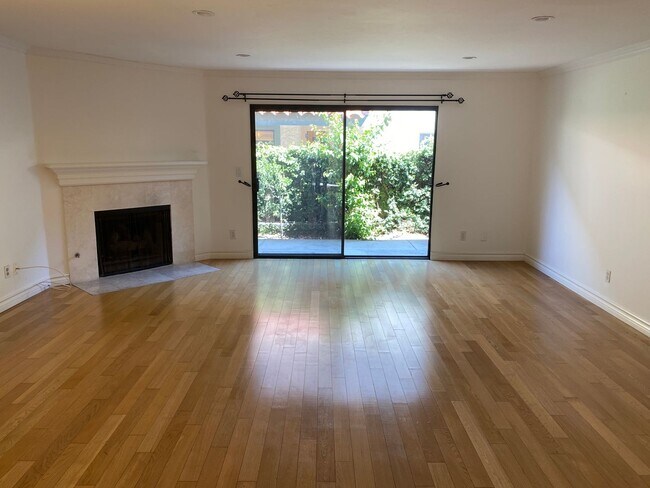 Building Photo - Spacious and Renovated Santa Monica Townho...