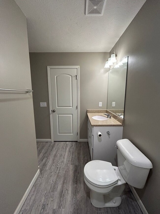 Building Photo - Spacious 4 Bedroom Duplex Near Village Pointe