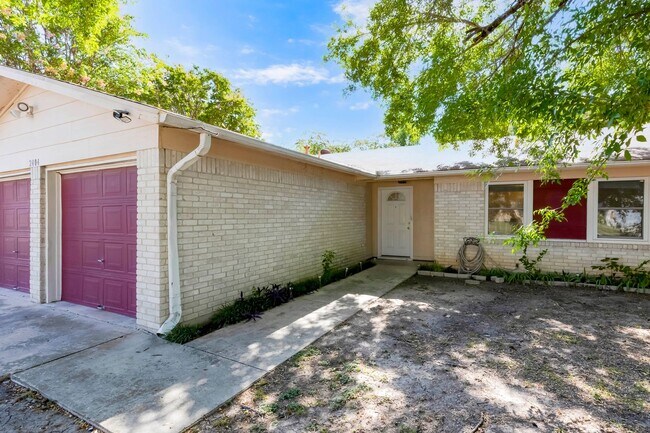 Building Photo - 2404 Andover Dr