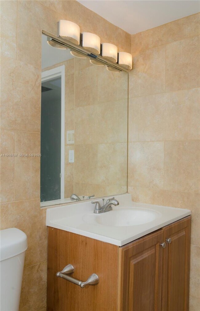 Building Photo - 100 Bayview Dr