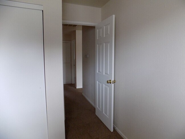 Building Photo - 498 Hintz Ave