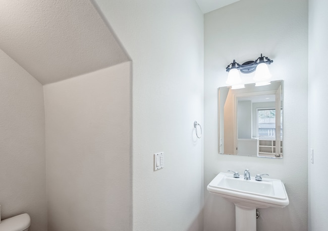 Building Photo - Gorgeous 4 Bed, 2.5 Bath House!
