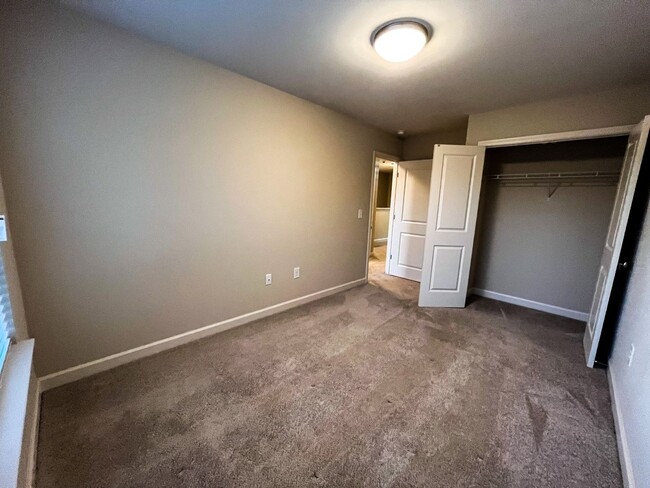 Building Photo - Cozy 3 bedroom, 2 1/2 bathroom townhome in...
