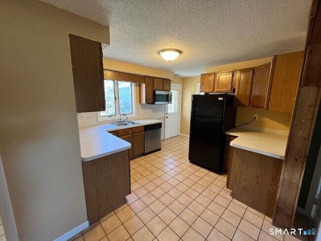 Building Photo - 138 Mountain St