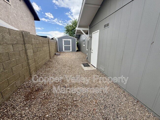 Building Photo - 4415 W Gelding Dr