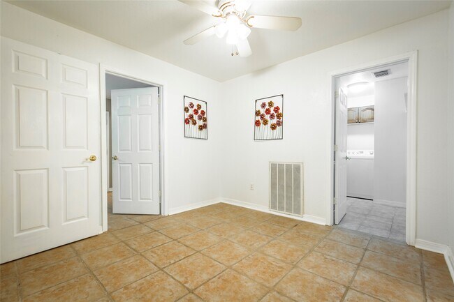 Building Photo - 1005 Rosepoint Dr