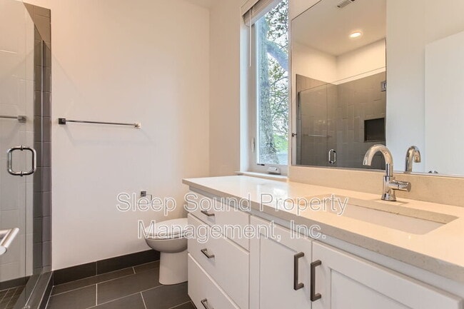 Building Photo - 1030 N Ainsworth St