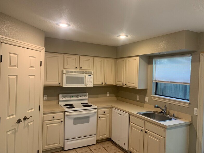 Building Photo - 1376 Oakland Ave