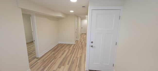 Building Photo - 6119 N Wolcott Ave