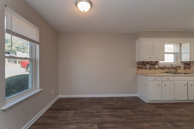 Building Photo - 2937 Dahlia Dr