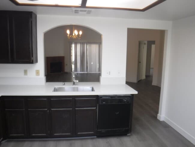 Building Photo - CUTE 2 BEDROOM/2 BATH HOME WITH FENCED IN ...