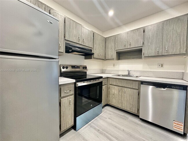 Building Photo - 8335 SW 72nd Ave