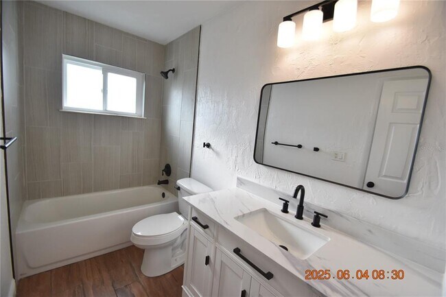 Building Photo - 417 Country Club Dr