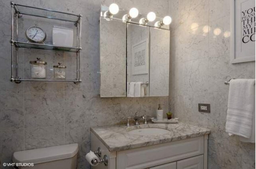 Ensuite Bathroom - 1845 N Sheffield Ave