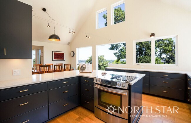 Building Photo - Stunning Views Close in NW Portland