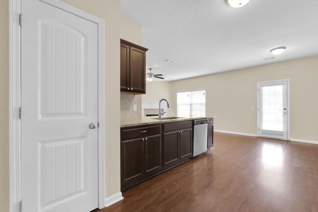 Building Photo - AVAILABLE MAY 2025 [NO PETS PREFERRED: x1 ...