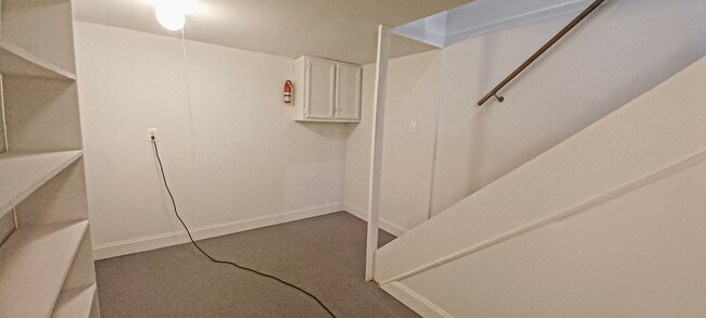 Building Photo - Sunlit 2 Bed 1 Bath, 3 Level Townhome in S...