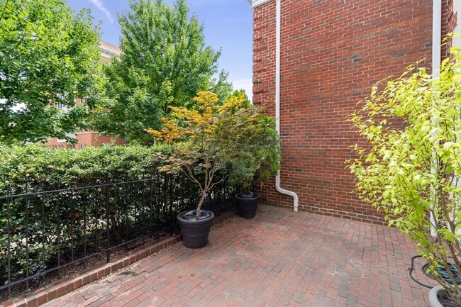 Building Photo - Available Now! Updated //3 Bedroom 2.5 Bat...