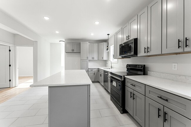 Building Photo - 911 W 31st St