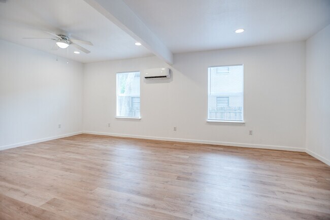 Building Photo - 905 W Abram St