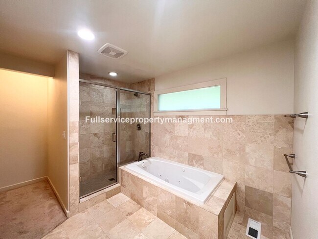 Building Photo - Beautiful Mercer Island Home with Private Hot Tub Pavillion & Spacious Floor Plan