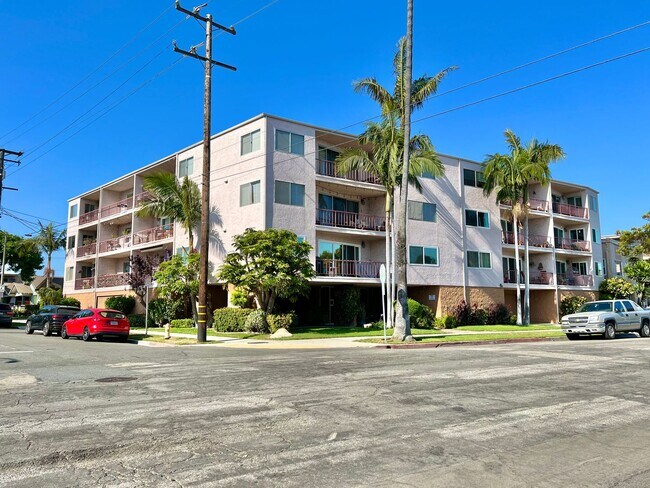 Building Photo - Top Floor Ocean View 1 Bed | Fully Remodeled | Large Balcony | Prime 2nd Street Location