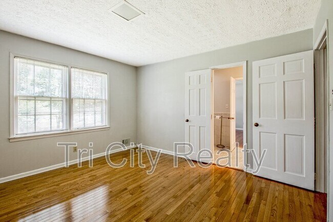 Building Photo - 630 Hawthorne Pl