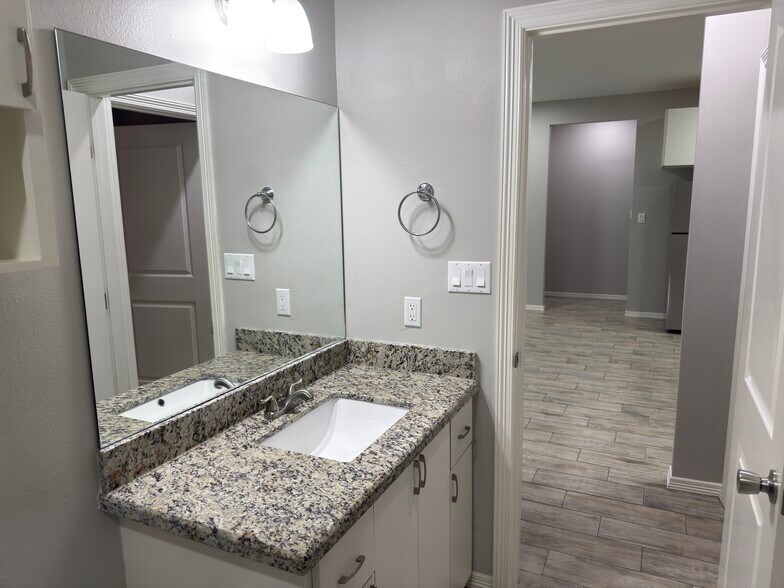 Building Photo - 1404 W Heritage Dr